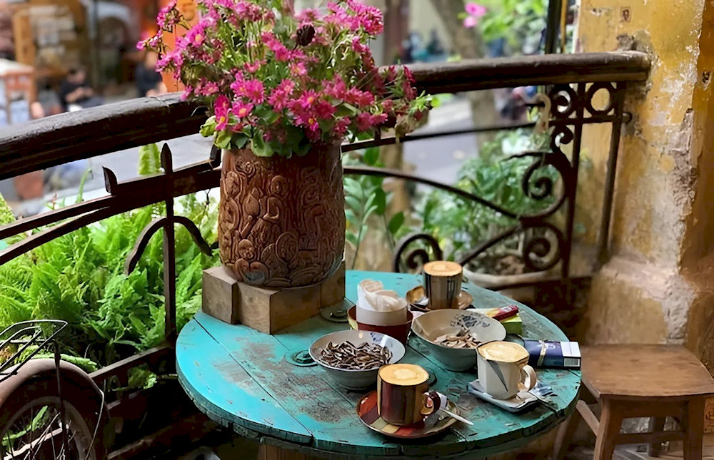 The ambiance is both welcoming and tranquil, making it an ideal spot for relaxation or work 